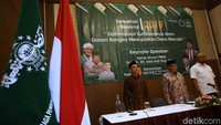 Ketua Pengembangan Pertanian PBNU Al Amin Nur, Ketua Umum PBNU KH Said Aqil Siradj dan Budi Prabowo staf khusus dirjen PPMD Kemendes RI saat diskusi Sarasehan Nasional di Jakarta, Rabu (4/12/2019).
