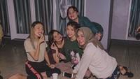 Makan ikan bakar, jadi cara Safira nongkrong bareng dan seru-seruan bersama teman-temannya. Foto: Instagram @safiracrespin