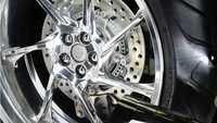 Ace model ini semakin keren ini dikatakan memiliki beberapa fitur terbaik, seperti penggunaan CNC Machined, Frame Alumunium, tangki dan bodi full karbon, serta hanya memiliki single seat. Foto: Pool (MCN)
