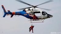 Para anggota Polairud juga memamerkan beragam keterampilan mereka guna memeriahkan HUT Korpolairud ke-69, salah satunya adalah aksi terjun payung.