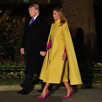 Mantan model asal Slovenia itu juga memakai baju lengan panjang berwarna ungu sebagai dalaman yang kontras dengan warna coat tersebut. Juga senada dengan warna bajunya, sepasang heels suede dari Christian Louboutin. (Foto: Getty Images)