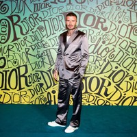 Untuk kali pertama, Dior menghelat peragaan koleksi busana prianya di Negeri Paman Sam. Fashion show koleksi Dior Men Pre-Fall 2020 digelar berbarengan Art Basel Miami Beach di Miami, Florida, AS, Selasa (3/12/2019). Deretan selebriti menunjukkan batang hidung, salah satunya David Beckham. Ia tampil stylish dengan setelan longgar mengilap dan sneakers putih. (Foto: dok. Dior)
