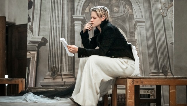 Tema untuk kalender 2020 adalah menafsirkan kembali karakter Romeo & Juliet karya penulis Shakespeare. Inilah penampilan Kristen Stewart saat berpose untuk Pirelli.  Foto: dok. Paolo Roversi/Pirelli Calender