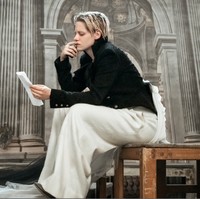 Tema untuk kalender 2020 adalah menafsirkan kembali karakter Romeo & Juliet karya penulis Shakespeare. Inilah penampilan Kristen Stewart saat berpose untuk Pirelli.  Foto: dok. Paolo Roversi/Pirelli Calender