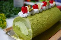 Sponge Cake yang Digulung, Diberi Aneka Isi dan Hiasan Kreatif