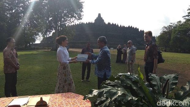 Putri Mahkota Kerajaan Denmark Mary Elizabeth Donaldson di Candi Borobudur.