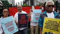 Sejumlah masyarakat yang tergabung dalam aliansi Masyarakat untuk Transparansi melakukan aksi unjuk rasa di depan Gedung DPRD DKI Jakarta, Rabu (4/12/2019).