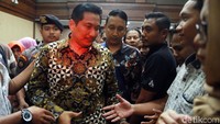 Selain tuntutan pidana, Bowo Sidik Pangarso juga dituntut hukuman tambahan berupa pencabutan hak politik. Jaksa meminta majelis hakim menjatuhkan hukuman pada mantan anggota DPR itu untuk tidak dapat menduduki jabatan publik selama 5 tahun terhitung setelah tuntas menjalani hukuman pidananya.