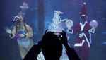 Aksi Sinterklas-Putri Dayung Sambut Natal di Akuarium Seoul