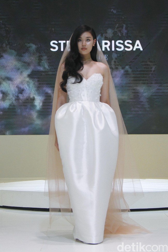 Fashion show koleksi gaun pengantin terbaru rancangan Stella Rissa di IPMI Trend Show 2020, Senayan City, Jakarta. Rabu [6/11/2019]. Foto: Mohammad Abduh/Wolipop