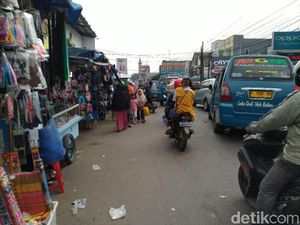 Dinilai Tak Tegas ke PKL Pasar Citeureup, Satpol PP: Kita Tak Bisa Jaga 24 Jam