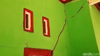 Diameter retakan mencapai 3 centimeter.