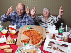 Ini Reaksi Unik Kakek 99 Tahun Saat Pertama Cicip Fast Food