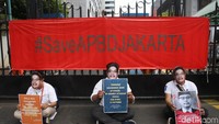 Dalam aksinya mereka membawa atribut seperti poster dan topeng bdengan wajah William.