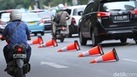 50 unit traffic cone untuk membagi Jl.mas mansyur sisi selatan fly over Satrio menjadi 2 bagian untuk menghilangkan kendaraan crossing dari akses keluar Jl.Karet Pasar Baru Barat IV yang akan berputar di putaran City Walk Jakarta Pusat.