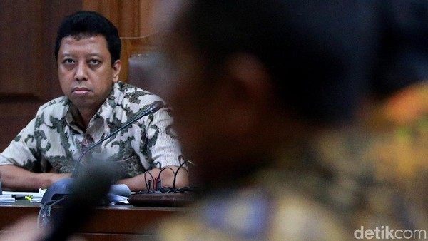 Tatapan Tajam Rommy saat Eks Menag Bersaksi