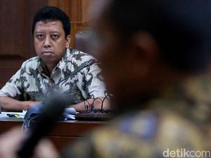 Tatapan Tajam Rommy saat Eks Menag Bersaksi