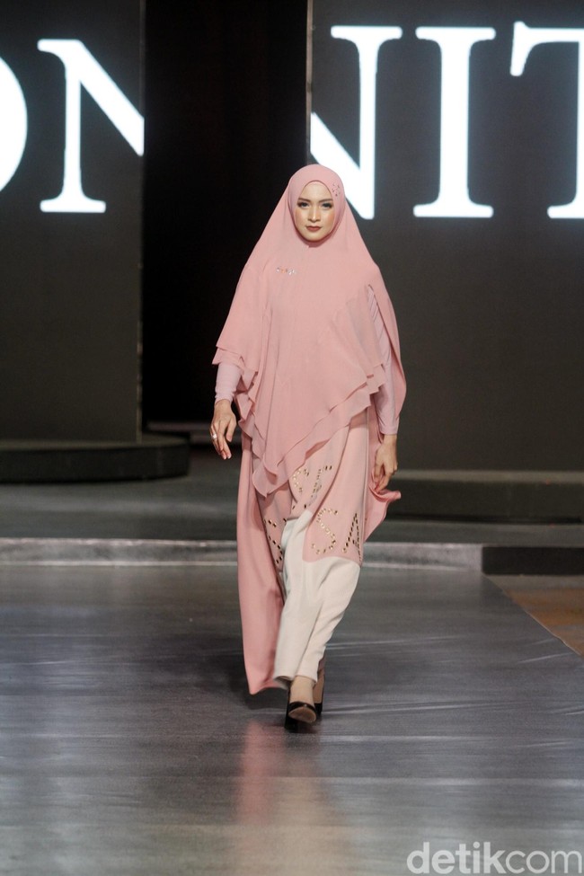 Merek busana syar’i Si.Se.Sa menggelar fashion show koleksi cruise pertamanya di InterContinental Jakarta, Selasa (3/12/2019). Seperti peragaan terdahulu, sejumlah selebriti ikut berlenggang di catwalk koleksi busana liburan ini. Salah satunya Donita yang muncul dalam balutan busana pink pastel nan lembut dengan atasan yang dihiasi detail Swarovski, membentuk tulisan Si.Se.Sa. Foto: Mohammad Abduh/Wolipop