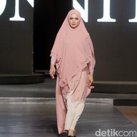 Merek busana syar’i Si.Se.Sa menggelar fashion show koleksi cruise pertamanya di InterContinental Jakarta, Selasa (3/12/2019). Seperti peragaan terdahulu, sejumlah selebriti ikut berlenggang di catwalk koleksi busana liburan ini. Salah satunya Donita yang muncul dalam balutan busana pink pastel nan lembut dengan atasan yang dihiasi detail Swarovski, membentuk tulisan Si.Se.Sa. Foto: Mohammad Abduh/Wolipop