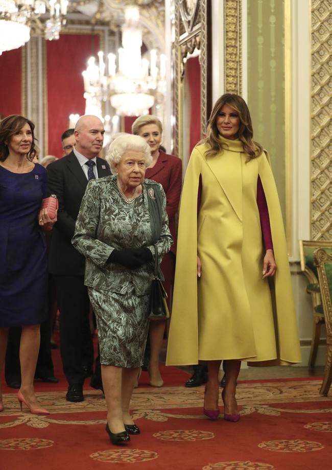 Presiden AS Donald Trump beserta istrinya, Melania Trump, kembali mengunjungi London, Inggris. Kali ini, kedatangan pasangan nomor satu di AS itu dalam rangka KTT NATO. Kesempatan tersebut sekaligus mempertemukan kembali Melania Trump dengan Ratu Elizabeth II setelah kunjungan kenegaraan Trump pada Juni lalu. (Foto: Yui Mok/Pool via AP)