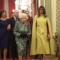 Presiden AS Donald Trump beserta istrinya, Melania Trump, kembali mengunjungi London, Inggris. Kali ini, kedatangan pasangan nomor satu di AS itu dalam rangka KTT NATO. Kesempatan tersebut sekaligus mempertemukan kembali Melania Trump dengan Ratu Elizabeth II setelah kunjungan kenegaraan Trump pada Juni lalu. (Foto: Yui Mok/Pool via AP)