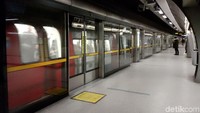 Meski begitu, stasiun-stasiun London Underground yang sudah berumur ratusan tahun tersebut masih sangat nyaman dilewati dan penggunanya juga tertib.