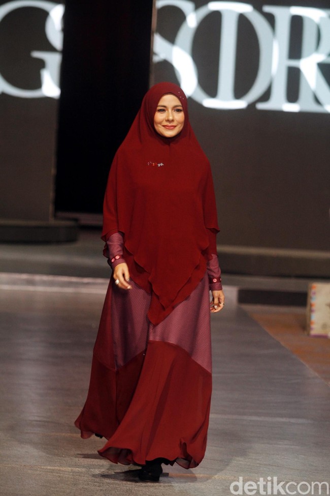 Giliran aktris dan presenter Meisya Siregar yang tampil dalam balutan busana syar’i merah marun. Foto: Mohammad Abduh/Wolipop