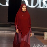 Giliran aktris dan presenter Meisya Siregar yang tampil dalam balutan busana syar’i merah marun. Foto: Mohammad Abduh/Wolipop