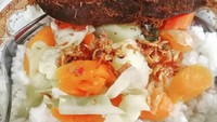 Wah, yang ini agak mewah. Nasi putih, sayur sop plus lidah sapi goreng kering. Siapa yang sanggup menolak? Foto : Instagram @vina_maheswara