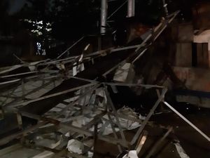 Billboard Roboh di Cakung Jaktim, Damkar Meluncur