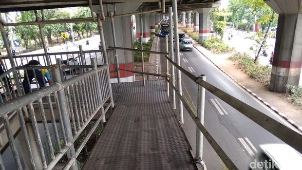 Pagar Sementara Dipasang di JPO Ahmad Yani yang Bolong Gegara Ditabrak Truk