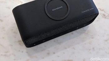 Di bagian tas terdapat pod untuk pengisian secara wireless. Foto: Adi Fida Rahman/detikINET
