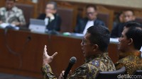 Lukman kemudian menjelaskan mengenai pembicaraannya dengan Rommy. Menurut Lukman, Rommy pernah menyampaikan pandangan mengenai Haris Hasanudin. Setelah itu, hakim mengenai hubungan Lukman dan Rommy dalam struktur PPP. Lukman menegaskan dirinya tidak tunduk kepada Rommy sebagai ketua umum.