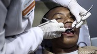 Layanan pemeriksaan gigi gratis tersebut merupakan kolaborasi antara KLINIKOO Dental Care, PT MRT Jakarta, dan Thisable Enterprise.