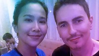 Selain Nikita Mirzani, Jorge Lorenzo juga sempat berpose bersama artis Malaysia bernama Dayana Roza. Dok. Instagram/dayanaroza