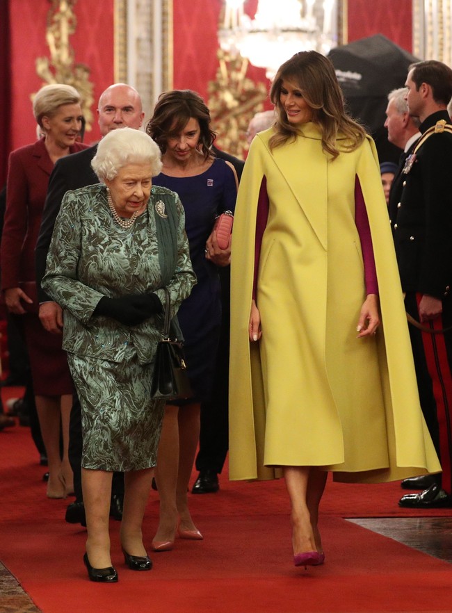 Untuk momen istimewa tersebut, Melania Trump tampil elegan dalam balutan coat wol kuning terang bergaya cape keluaran Valentino. Dirancang oleh Pierpaolo Piccioli, cape dari koleksi Autumn-Winter 2019 itu dijual seharga US$ 7.700 atau sekitar Rp 28 juta di situs Matches Fashion. (Foto: Getty Images)