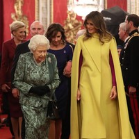 Untuk momen istimewa tersebut, Melania Trump tampil elegan dalam balutan coat wol kuning terang bergaya cape keluaran Valentino. Dirancang oleh Pierpaolo Piccioli, cape dari koleksi Autumn-Winter 2019 itu dijual seharga US$ 7.700 atau sekitar Rp 28 juta di situs Matches Fashion. (Foto: Getty Images)