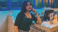 Nama Safira menjadi sorotan, setelah hubungannya dengan aktor muda Endy Arfian kandas. Banyak orang yang menduga, bahwa Endy memiliki hubungan lain dengan teman dekatnya, yaitu Prilly Latuconsina. Foto: Instagram @safiracrespin