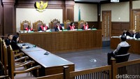 Dalam sidang itu, jaksa KPK mendakwa Gubernur Kepulauan Riau (Kepri) nonaktif Nurdin Basirun menerima suap SGD 11 ribu dan Rp 45 juta berkaitan dengan izin prinsip pemanfaatan ruang laut. Uang itu diduga KPK diterima Nurdin dari pengusaha bernama Kock Meng.