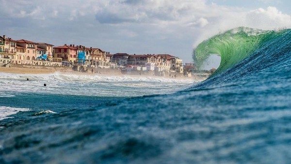 Backpacker mana yang tak menyukai pantai dan ombak? Dua hal itu membuat nama Hossegor di Prancis cukup populer di kalangan backpacker (Redbull) Backpacker mana yang tak menyukai pantai dan ombak? Dua hal itu membuat nama Hossegor di Prancis cukup populer di kalangan backpacker (Redbull)