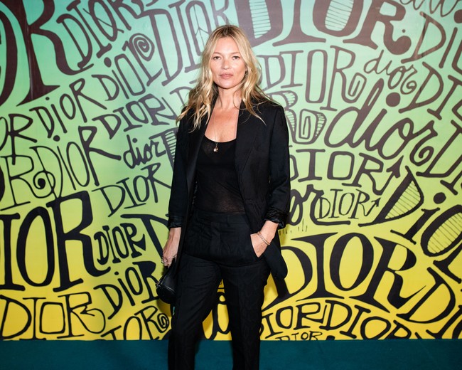 Berbeda dari tamu lain, Kate Moss memilih tampilan yang down to earth. Busana serba hitam menjadi andalan supermodel senior tersebut. (Foto: dok. Dior)