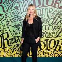 Berbeda dari tamu lain, Kate Moss memilih tampilan yang down to earth. Busana serba hitam menjadi andalan supermodel senior tersebut. (Foto: dok. Dior)