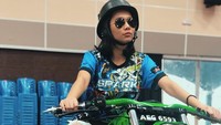 Ia memiliki ketertarikan dengan dunia otomotif. Dok. Instagram/dayanaroza