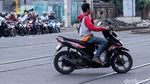 Jangan Ditiru! Pemotor Terobos Palang KA