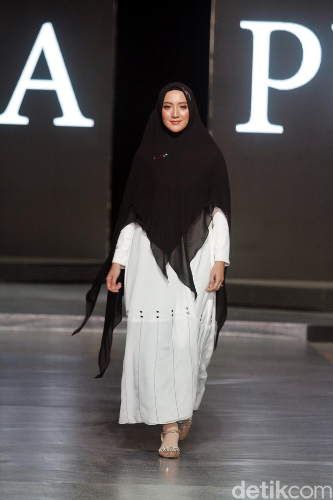 Erica Putri tak mau ketinggalan. Padanan monokrom yang terdiri dari khimar hitam dan dress putih menjadi andalannya.  Foto: Mohammad Abduh/Wolipop