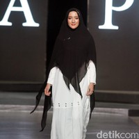 Erica Putri tak mau ketinggalan. Padanan monokrom yang terdiri dari khimar hitam dan dress putih menjadi andalannya.  Foto: Mohammad Abduh/Wolipop