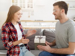 Ramalan Zodiak Cinta 1 Oktober Aquarius Kesampingkan Ego, Aries Berinya Kejutan