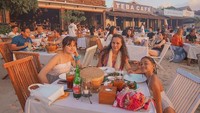 Berlibur bersama sang adik dan sang ibu, Safira pilih makan di tepi pantai dengan aneka hidangan seafood segar yang bikin ngiler. Foto: Instagram @safiracrespin