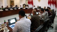 Rapat terbatas tersebut membahas tentang pengelolaan cadangan beras pemerintah.