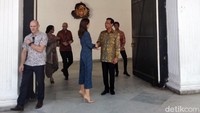 Raja Keraton Yogyakarta Sri Sultan Hamengku Buwono (HB) X menyambut Putri Mahkota Kerajaan Denmark, Mary Elizabeth Donaldson.